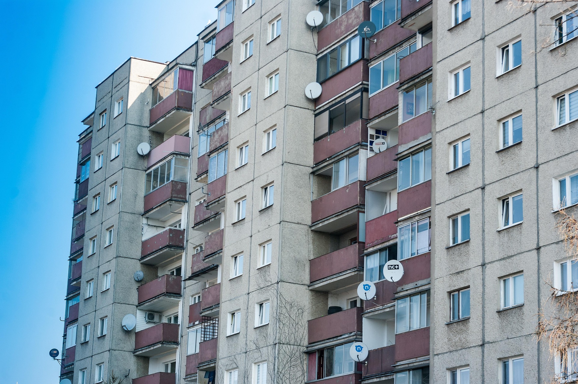 Težave s sosedi in kršenje hišnega reda Večstanovanjska stavba in sosedski odnosi